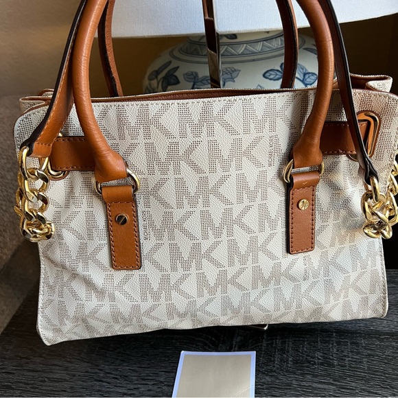 NEW! Michael Kors Hamilton Ivory Monogram Padlock Logo Satchel - Picture 6 of 13